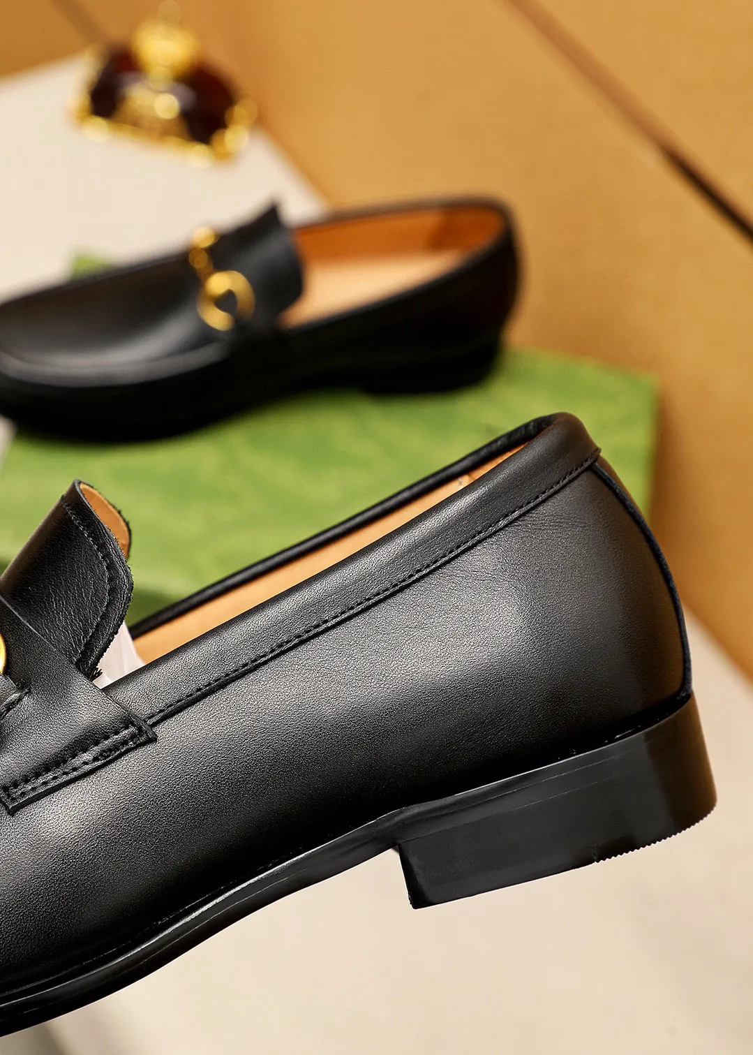 Men's shoes 💰460 💐 Product trademark: GUCCI "Gucci" casual leather shoes Regular size: 38-44 (45.46.47🉑️customized) Product materials: Selected imported first-layer calfskin upper + classic hardware buckle, imported cowhide leather lining. Strong three-dimensional visual effect, original combination outsole Color: 2⃣️colors available